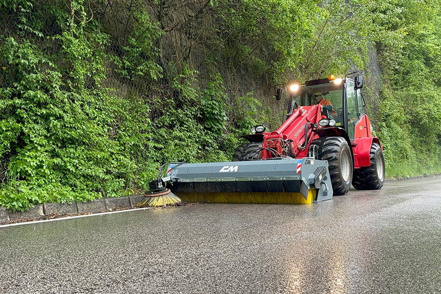 Benna spazzatrice larghezza 2250 mm applicata su pala, completa di spazzola laterale per pulizia profili.